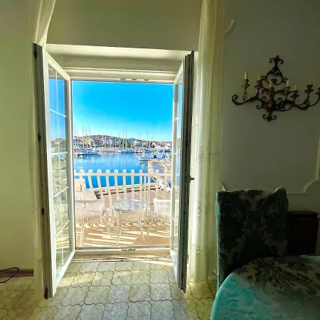 Seafront Captain * Jezera