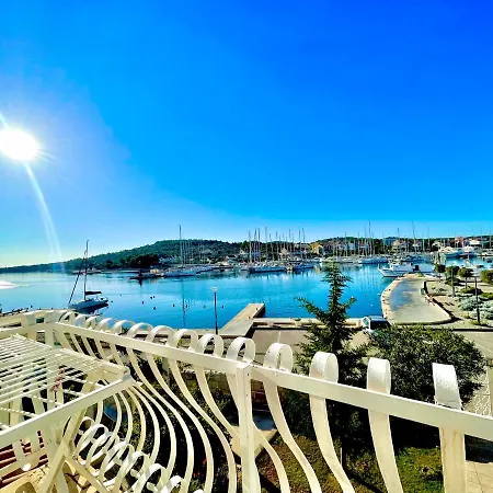 Seafront Captain * Jezera