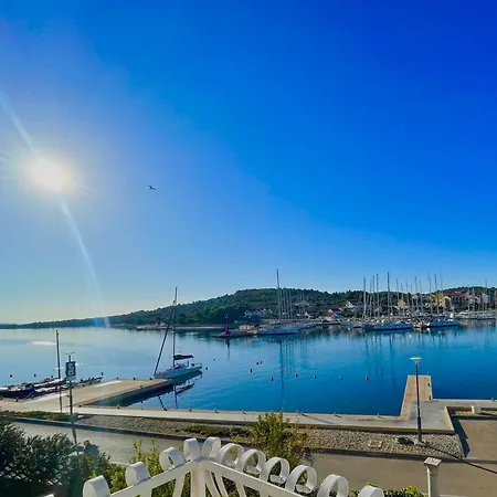 Apartment Seafront Captain Jezera