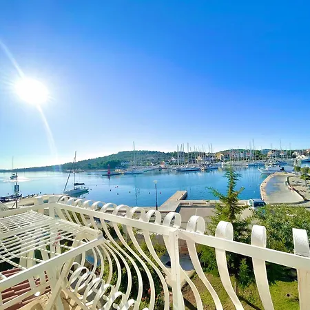 Seafront Captain Apartment Jezera