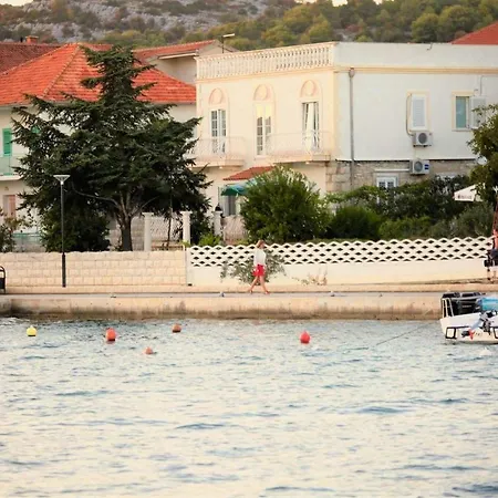 Seafront Captain * Jezera
