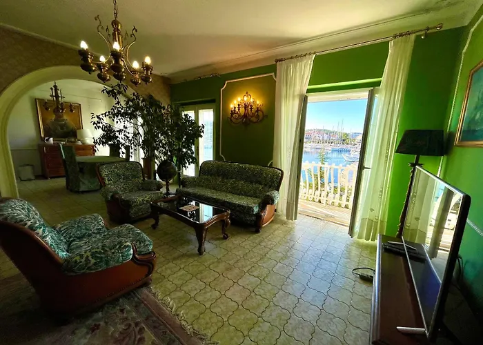 Seafront Captain * Jezera